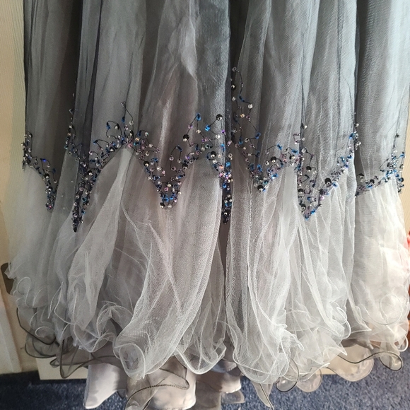 Formal dress size 12 (more like a 10) Boutique Item - Picture 4 of 9